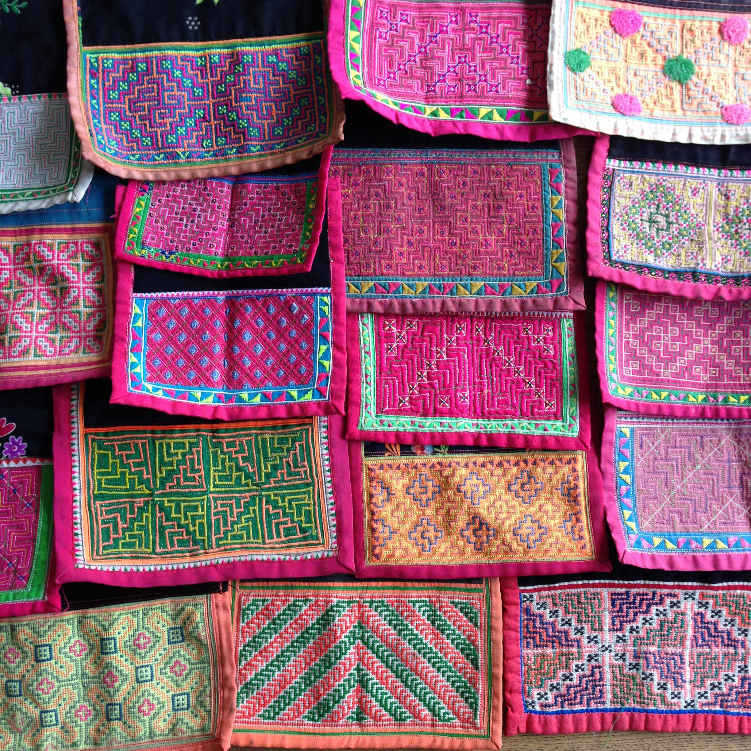 少数民族の布やパーツで装飾するバッグWS : Bahar